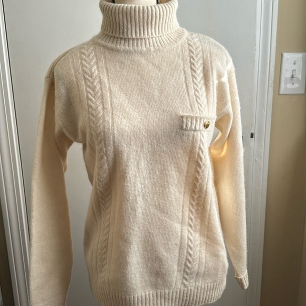 Arlando women’s white pullover turtle neck sweater medium